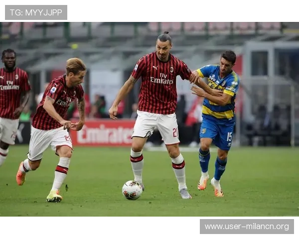 在AC米兰吧与其他球迷共同讨论比赛中的精彩瞬间